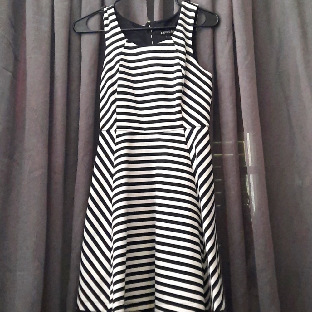 Express black and white striped 👗 xs